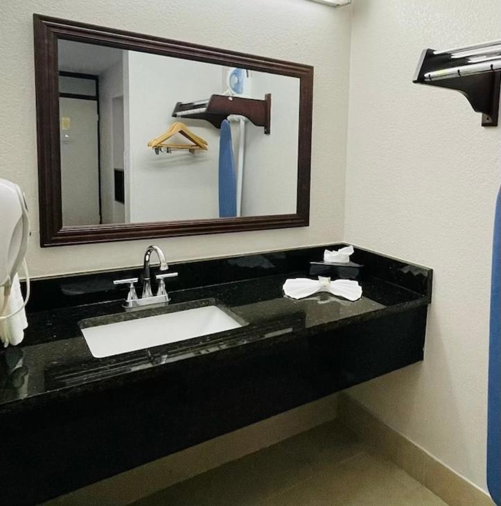 Days Inn By Wyndham Irving Grapevine Dfw Airport North Eksteriør bilde