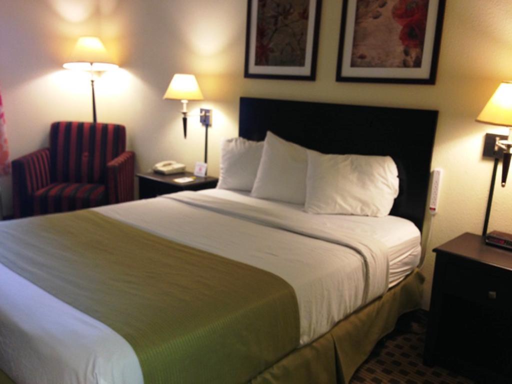 Days Inn By Wyndham Irving Grapevine Dfw Airport North Rom bilde